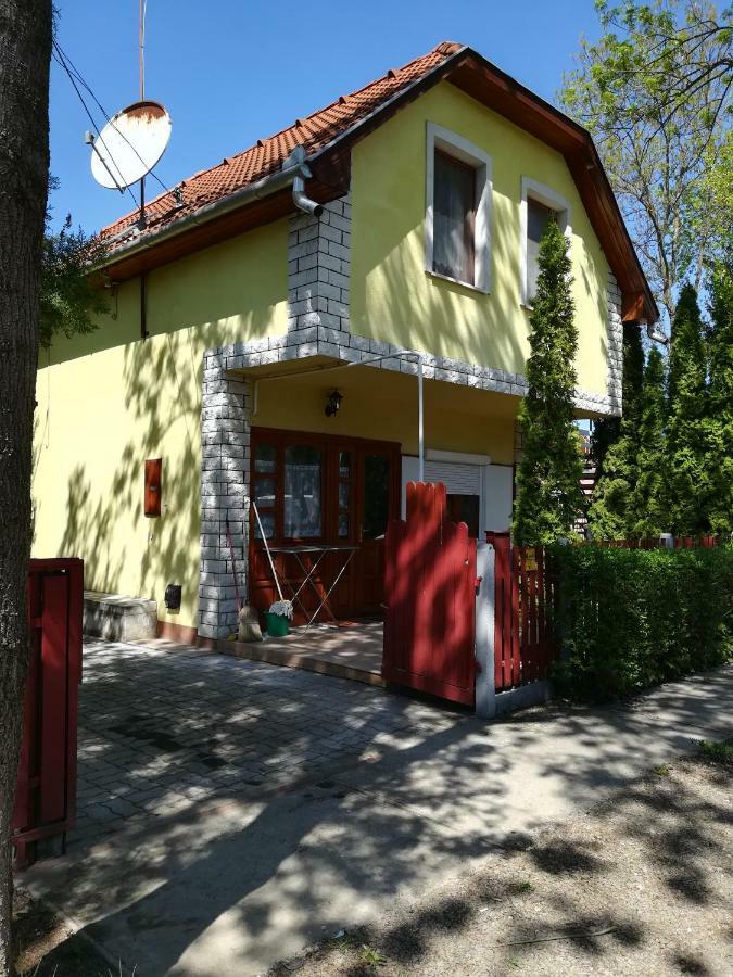 Edu Apartman Hajdúszoboszló Buitenkant foto